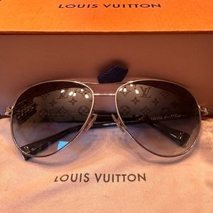 Authentic Louis Vuitton Aviator Glasses in Silver